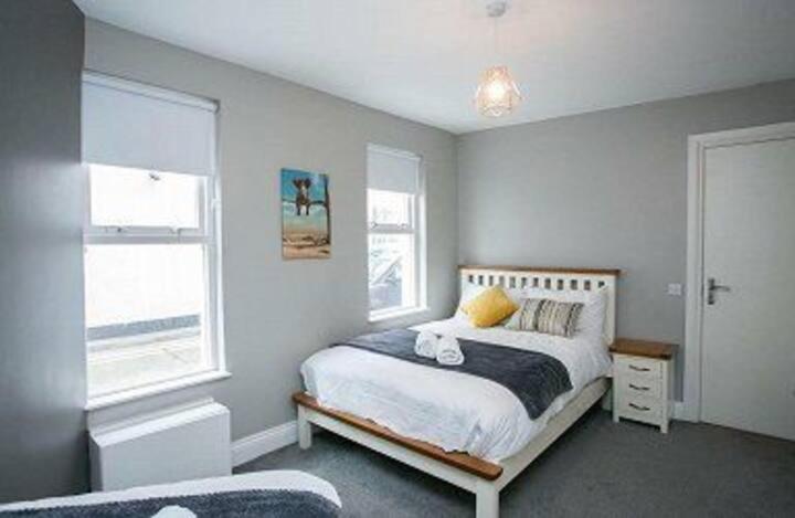 Amazing 3 Bedroom Home, Prime Bt1 Postcode And City Centre Location Belfast Extérieur photo