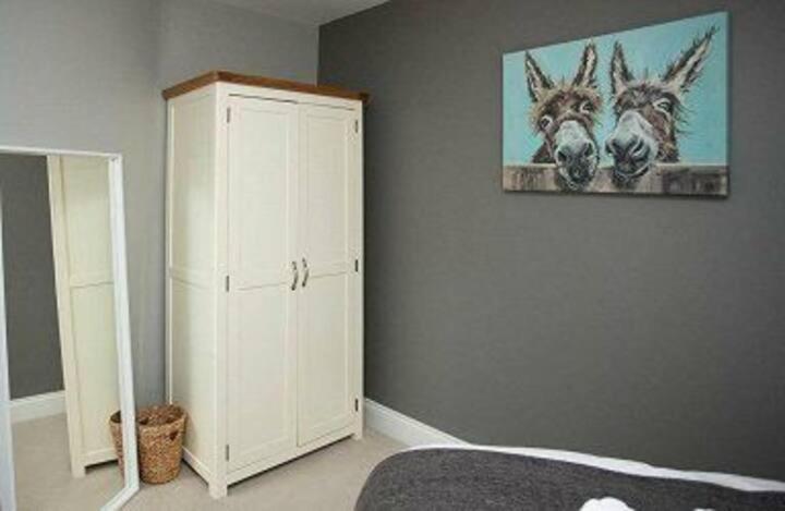 Amazing 3 Bedroom Home, Prime Bt1 Postcode And City Centre Location Belfast Extérieur photo